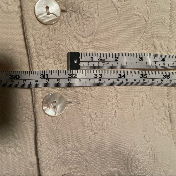 Elegant Italian Coat with Soft Broidery Pattern - Picture 9 of 11